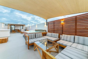 One Bay Residence Unit 15 - Penthouse with private roof top, jacuzzi and sea view